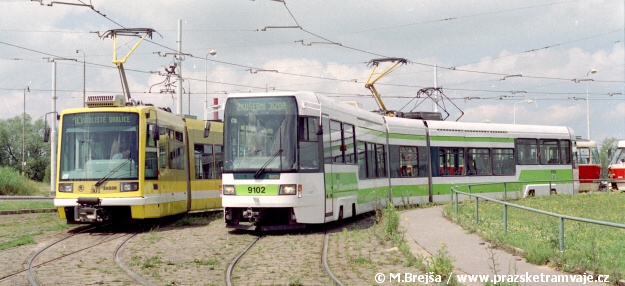 Vůz Astra ev.č.301 vypravený na vložené pořadí linky 10 ve společnosti vozu RT6N1 ev.č.9102 ve smyčce Sídliště Řepy | 20.6.1999