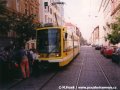 Vůz Astra ev.č.301 během zkušebních jízd po pražské kolejové síti zavítal i na kolejový trojúhelník Zvonařka, kde se hned v počátku potýkal se špatně parkujícím automobilem, což je zde ostatně zcela obvyklé a obratiště je tak v případě nouze pro tramvaje nepoužitelné | květen 1999