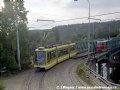 Vůz Astra ev.č.301 vypravený na vložené pořadí linky 17 opouští Trojský tramvajový most, zatímco vůz T3 ev.č.6816 vypravený na linku 14 na něj právě vjíždí | červen 1999
