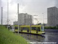 Vůz Astra ev.č.301 vypravený na vložené pořadí linky 17 manipuluje na střední koleji smyčky Sídliště Modřany, zvané dnes Levského, pod dohledem vozu KT8D5 ev.č.9028 vypraveném na linku 3 | červen 1999