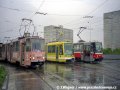 Vůz Astra ev.č.301 vypravený na vložené pořadí linky 17 manipuluje na střední koleji smyčky Sídliště Modřany, zvané dnes Levského, mezi vozy KT8D5 ev.č.9023 a soupravou vozů T6A5 ev.č.8625+8626 vypravenými na linku 3 | červen 1999