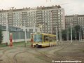 Vůz Astra ev.č.301 vypravený na vložené pořadí linky 17 manipuluje ve výstupní zastávce střední koleje smyčky Sídliště Ďáblice | 13.6.1999
