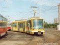 Vůz Astra ev.č.301 vypravený na vložené pořadí linky 17 manipuluje na střední koleji smyčky Sídliště Modřany, zvané dnes Levského | 3.6.1999