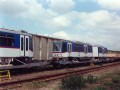 Na železničním nádraží ve Zličíně čekají dva vozy RT8D5M rozložené na jednotlivé články na svůj transport na železničních vozech; zadní a střední článek. | 22.5.1998