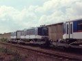 Na železničním nádraží ve Zličíně čekají dva vozy RT8D5M rozložené na jednotlivé články na svůj transport na železničních vozech; čelní a střední článek. | 22.5.1998