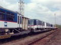 Na železničním nádraží ve Zličíně čekají dva vozy RT8D5M rozložené na jednotlivé články na svůj transport na železničních vozech. | 22.5.1998