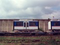 Na železničním nádraží ve Zličíně čekají dva vozy RT8D5M rozložené na jednotlivé články na svůj transport na železničních vozech; střední článek. | 22.5.1998