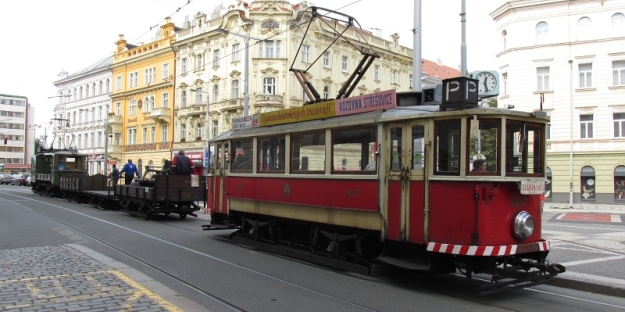 Služební motorový vůz ev.č.4217 z roku 1915 následuje nákladní tramvajovou soupravu vedenou motorovým vozem ev.č.4053. | 20.9.2015
