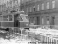 Na trojúhelník v Kotevní ulici zamířil i vůz pro kontrolu trolejového vedení T1 ev.č.5200. | 24.2.1985