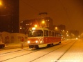 Sněhový pluh T3 ev.č.5404 náležející vozovně Motol asistuje osádce při uklízení nástupišť zastávky Blatiny. | 10.3.2004