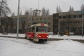 Do smyčky Dvorce od Braníka vjíždí motolský sněhový pluh T3M ev.č.5413. | 15.12.2010
