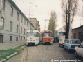 Cvičný vůz T3 ev.č.5511 ve společnosti soupravy vozů T3SUCS ev.č.7282+7283 na záložním vlaku vozovny Žižkov ve smyčce Vápenka. | 8.4.1998