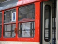 Detailní pohled na silný rám rozdělující boční okna na dvě poloviny zachovaný na cvičném voze T3 ev.č.5511. Touto úpravou oken byly vybaveny vozy ze série ev.č.6328-6505. | 6.12.2010
