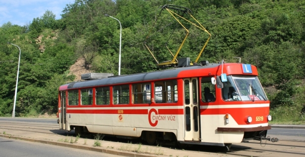 Cvičný vůz T3M #5519 klesá Plzeňskou ulicí od krematoria k zastávce Motol. | 9.6.2008