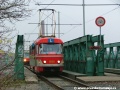 Cvičný vůz T3 ev.č.5520 opouští tramvajový most zvaný rámusák na holešovické straně a míří k zastávce Nádraží Holešovice | 9.12.2004