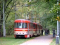 Cvičný vůz T3 ev.č.5520 vyčkává na kusé koleji smyčky Výstaviště za soupravou cvičných vozů T3 ev.č.5501+5502 | 13.10.2004