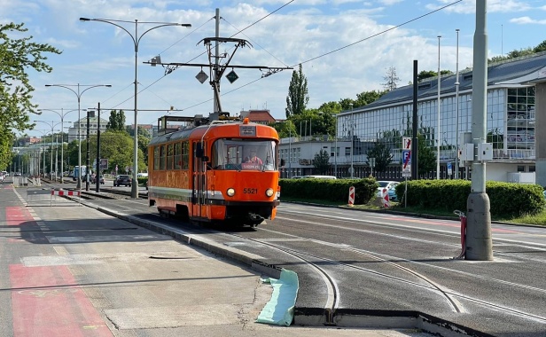 Pracovní vůz T3 #5521 většinou jako první tramvaj projíždí rekonstruované úseky a novostavby tramvajových tratí. Stejně tak vyzkoušel přímý směr nových kolejových konstrukcí křižovatky Podolské nábřeží od Kublova. | 12.5.2023