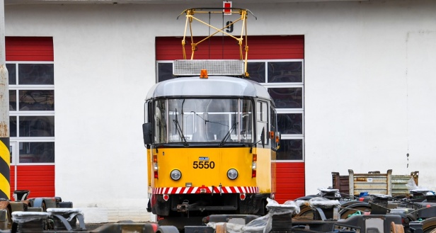 Posunovací vůz T3M ev.č.5550 slouží k manpulaci s tramvajovými vozy v Opravně tramvají. | 4.1.2024