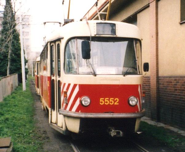 Manipulační vůz T3 vozovny Kobylisy ev.č.5552 na objízdné koleji vozovny Kobylisy. | 18.4.2001