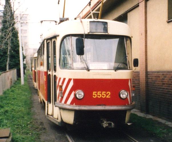 Manipulační vůz T3 vozovny Kobylisy ev.č.5552 na objízdné koleji vozovny Kobylisy. | 18.4.2001