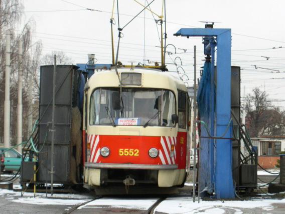 Manipulační vůz T3 vozovny Kobylisy ev.č.5552 v mycím rámu na objízdné koleji vozovny Kobylisy. | 27.3.2003