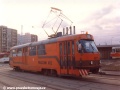 Kolejový brus T3 ev.č.5571 manipuluje na vnitřní koleji smyčky Sídliště Řepy | zima 1993
