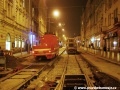 Sněhový pluh T3M vozovny Pankrác projíždí protisměrnou kolejí v Nuselské ulici v blízkosti strojní podbíječky. | 1.11.2011