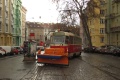 Souprava vozů T3R.P ev.č.8300+8380 sune podvozkový pluh PSP 01 ev.č.8202 přes pravou kolejovou spojku v Minské ulici. | 26.2.2012