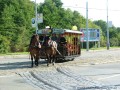 Souprava ve složení koňský potah a vlečný vůz koňky ev.č.90 vjíždí do vozovny Motol :-) | 27.8.2005