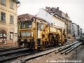 Podbíječka Plasser & Theurer 08-275 ZW při rekonstrukci Karmelitské ulice | 1.11.2001