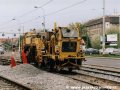 Podbíječka Plasser & Theurer 08-275 ZW při rekonstrukci tratě v okolí zastávky Hradčanská, v ulici Milady Horákové | 23.4.2002