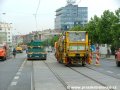 K vyrovnání výškové polohy rekonstruované tratě v Koněvově ulici byla přivezena strojní podbíječka Plasser & Theurer 08-275 ZW firmy Hans Wendel. | 3.8.2006