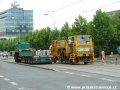 K vyrovnání výškové polohy rekonstruované tratě v Koněvově ulici byla přivezena strojní podbíječka Plasser & Theurer 08-275 ZW firmy Hans Wendel. | 3.8.2006
