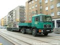 Nákladní automobil přepravující podbíječku Plasser & Theurer 08-275 ZW na Vápence v Koněvově ulici | 3.8.2006