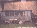 Bývalý vlečný vůz DP Praha ev.č.940 nyní slouží jako sklad v Čečelici. | 30.11.2002
