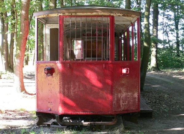 Bývalý vlečný vůz DP Praha ev.č.1009  se nyní rozpadá u obce Prodašice. | 16.7.2006