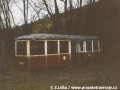 Bývalý vlečný vůz DP Praha ev.č.1474 nyní stojí opuštěný v areálu koupaliště v obci Skalsko. | 30.11.2002