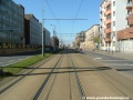 Přímý úsek tramvajové tratě ve Vršovické ulici pokračuje ke Koh-i-nooru.
