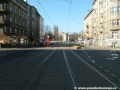 Bezprostředně za křižovatkou Minská se tramvajová trať v místě vyústění Obloukové ulice drobně stočí vpravo...