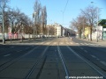 Tramvajová trať tvořená velkoplošnými panely BKV překračuje křižovatku se Sportovní ulicí.