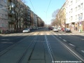 Tramvajová trať překračuje světelně řízenou křižovatku s Petrohradskou ulicí.