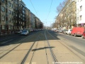 Mezi světelně řízenými křižovatkami s ulicemi Petrohradská a U Vršovického nádraží se tramvajová trať na zvýšeném tělese ve Vršovické ulici stáčí v táhlém pravém oblouku.