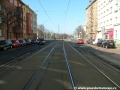 Tramvajová trať se ve Vršovické ulici postupně napřimuje.