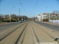 Táhlý pravý oblouk tramvajové tratě za zastávkami Nádraží Vršovice.