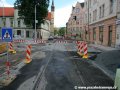 Na základě požadavku Národního památkového ústavu vznikl ve vyústění ulice Albertov estetický paskvil. Ač je křižovatka nově kryta asfaltem, ač v okolí dominují tratím velkoplošné panely BKV, na malém prostoru je vše přerušeno dlažbou.... | 23.6.2007