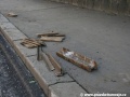 Odpadlé boky kovových žlabů z velkoplošných panelů BKV plus jedna bezžlábková kolejnice | 4.9.2010]
