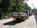 Rekonstrukce tramvajové tratě v úseku Moráň - Albertov bude provedena metodou w-tram, přesto přiléhající část ke křižovatce Moráň je uložena ne dřevěných pražcích a následuje ještě jedno kolejové pole na betonových pražcích, které na místo přivezl nákladní automobil | 4.9.2010]