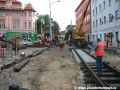 Bezprostředně za křižovatkou Moráň navazuje jedno kolejové pole na betonových pražcích | 4.9.2010]