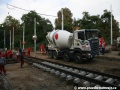 Na stavbu přijíždí domíchávač betonu | 4.9.2010]