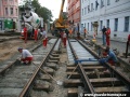 Na místě již leží obě kolejová pole, v koleji ke Karlovu náměstí probíhá betonáž | 4.9.2010]